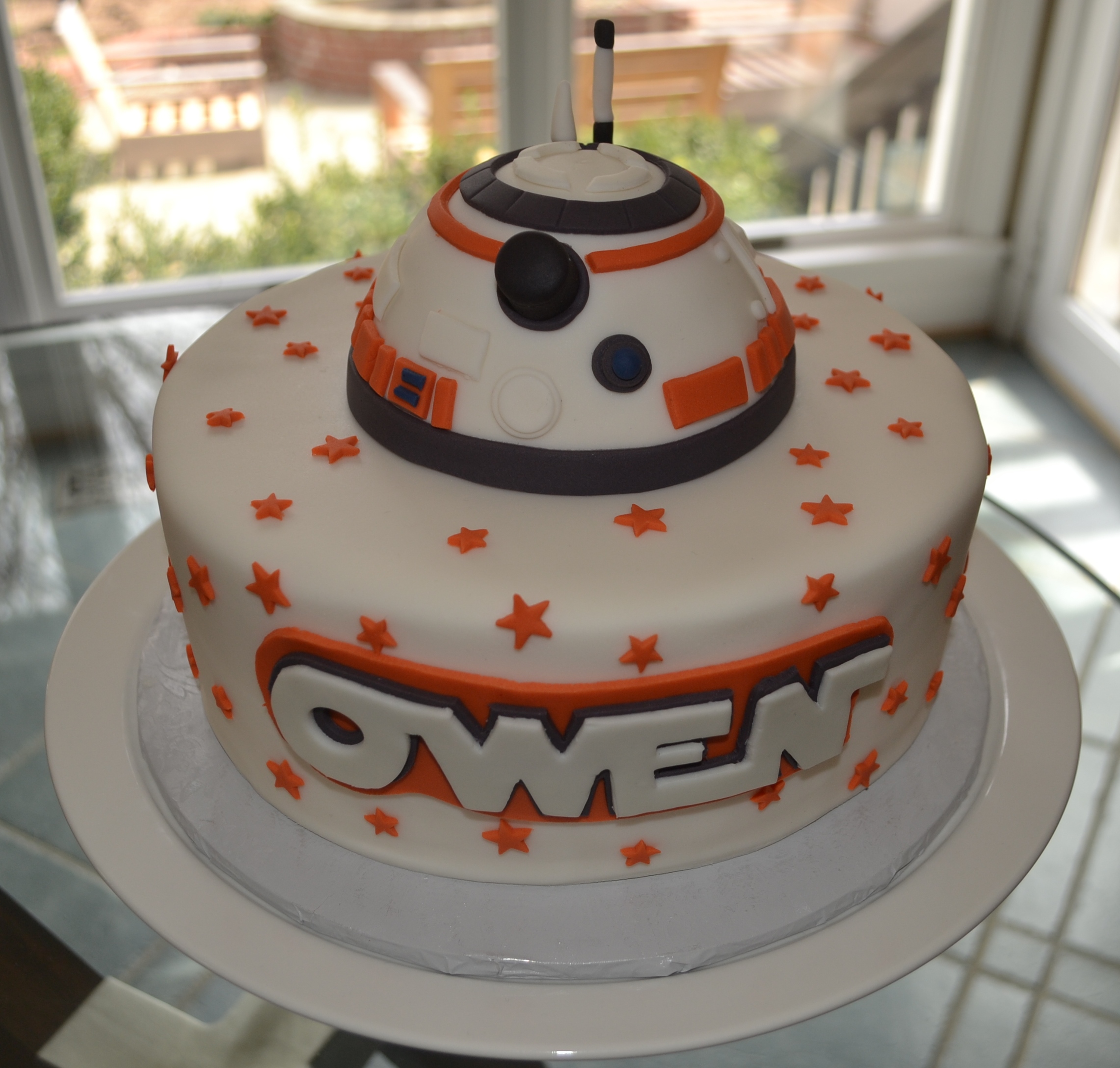 Cool BB-8 Cake